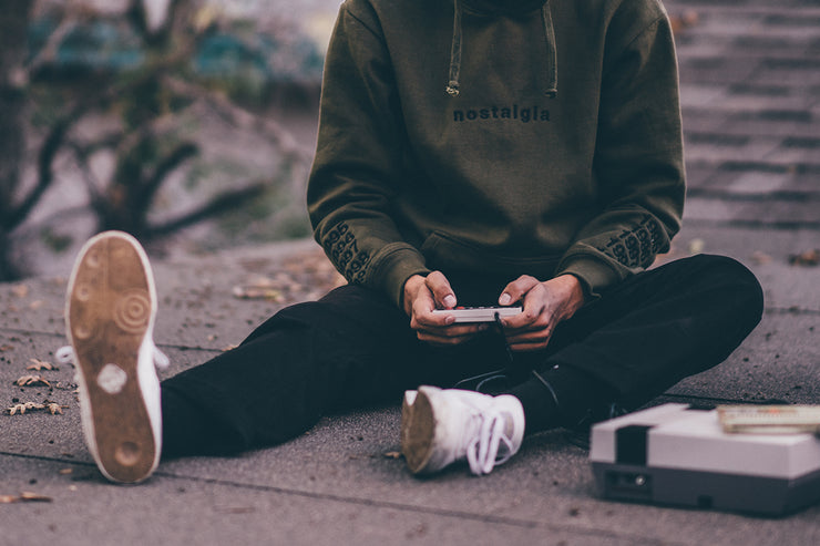 NOSTALGIA HOODED PULLOVER (OLIVE)